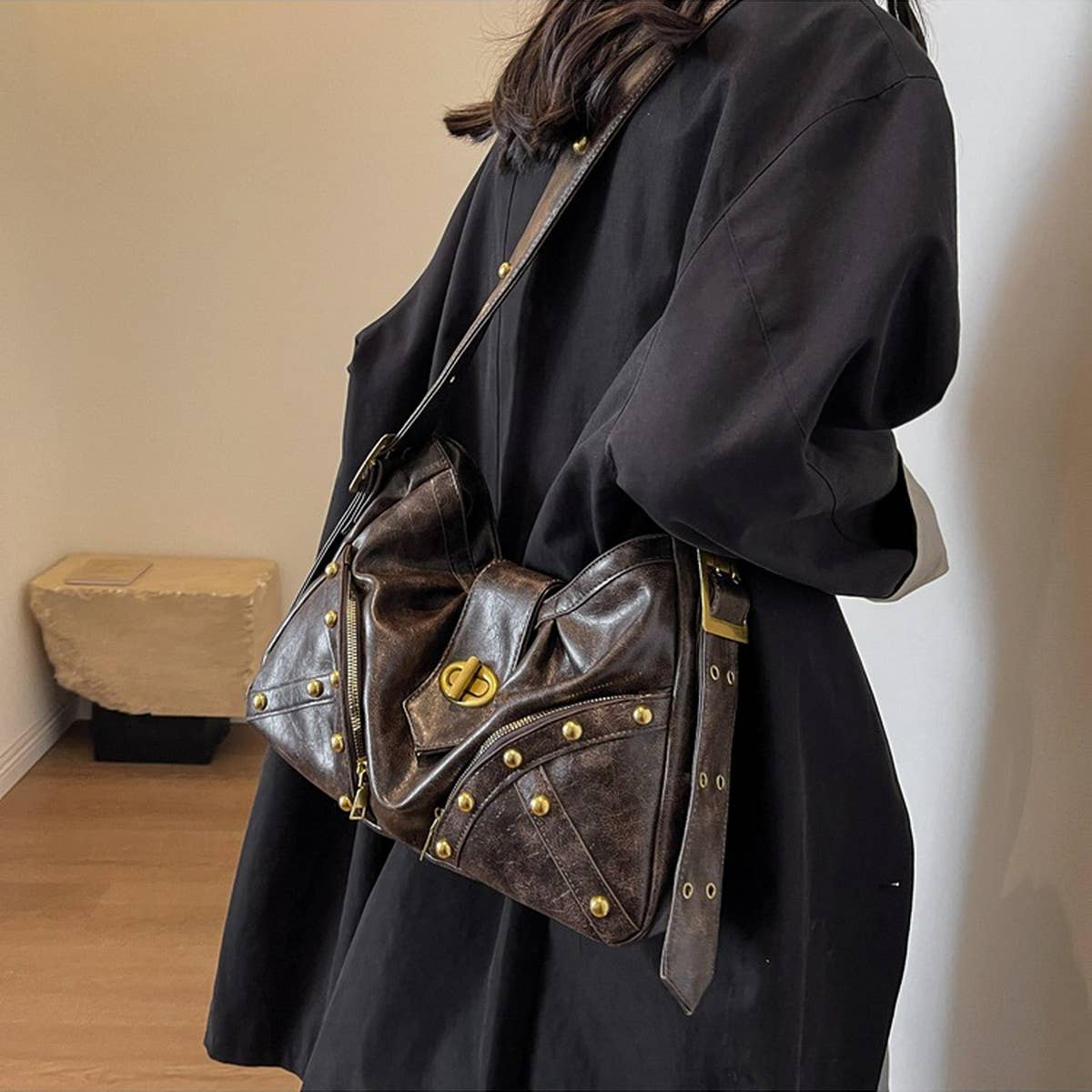 RETRO RIVET LARGE CAPACITY SHOULDER BAG_CWAB1580