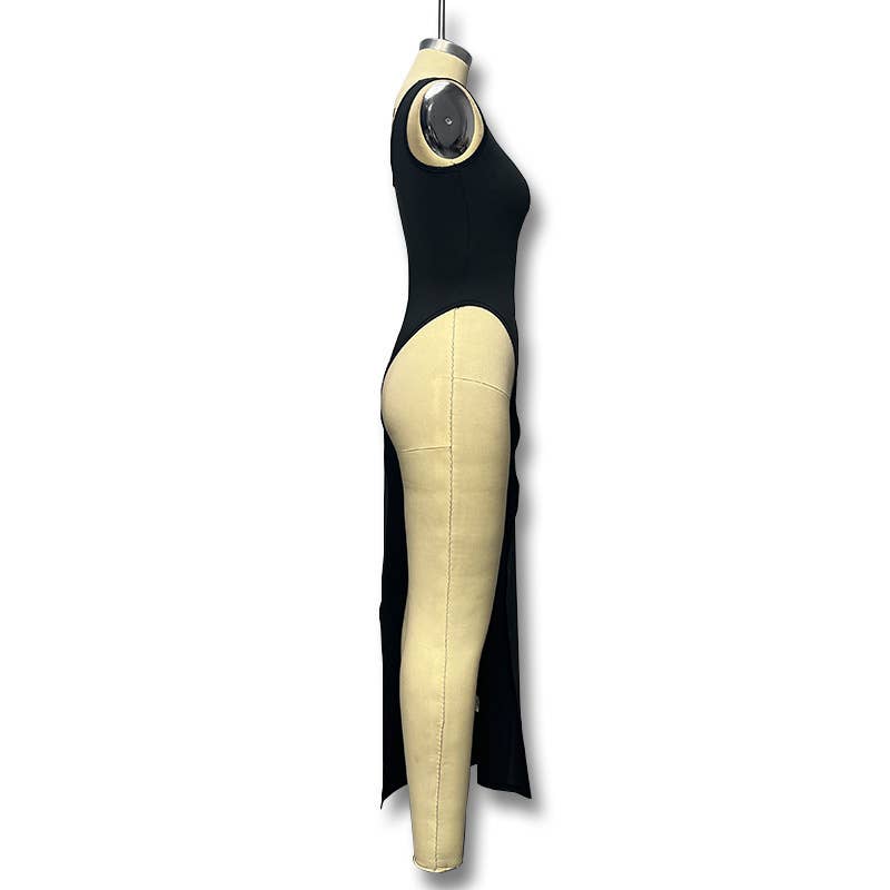 Figure-hugging slit dress with a sense of design