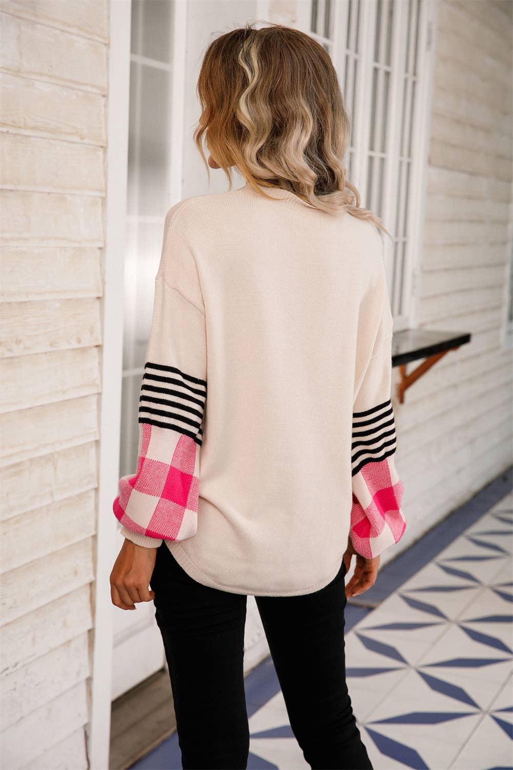 CREW NECK PLATE-SIZE SWEATER AND SMALL SHIRT