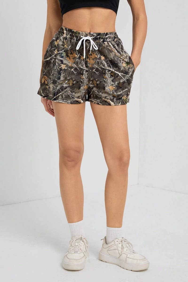 CWBSP0569_LOOSE DRAWSTRING CAMO SHORTS WITH BRANCH PRINT