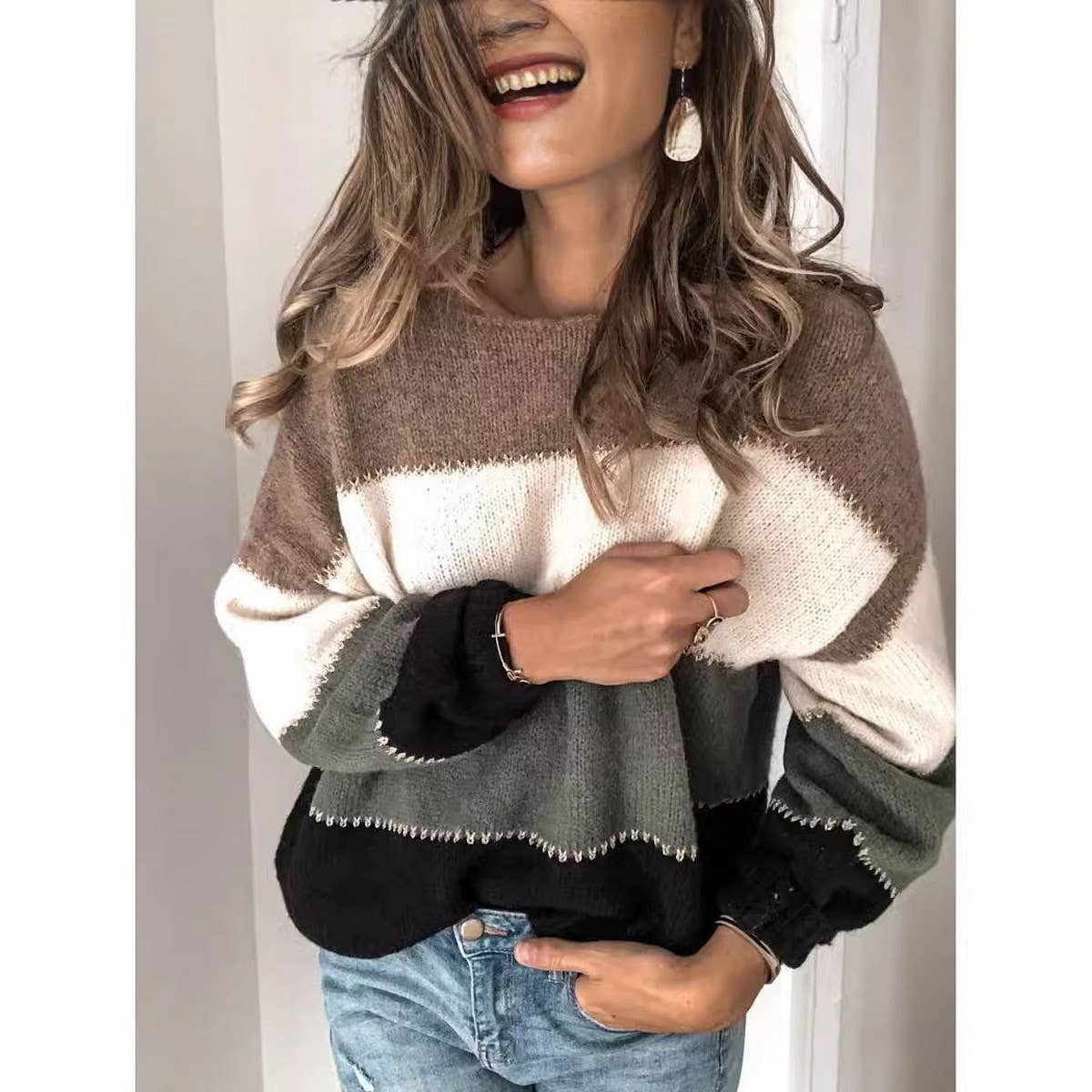 Color-matching crew-neck loose knit sweater