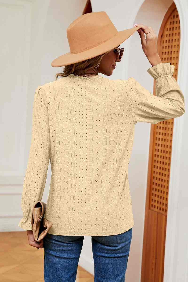 CWTBLL2841_COMMUTER LACE V-NECK LONG-SLEEVED TOP
