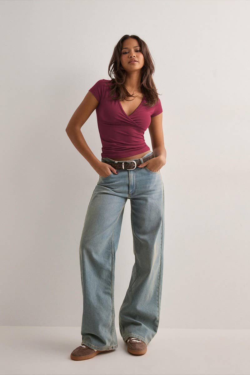 CWTBLS2185_DEEP V-NECK SLIM FIT WAIST T-SHIRT TOP