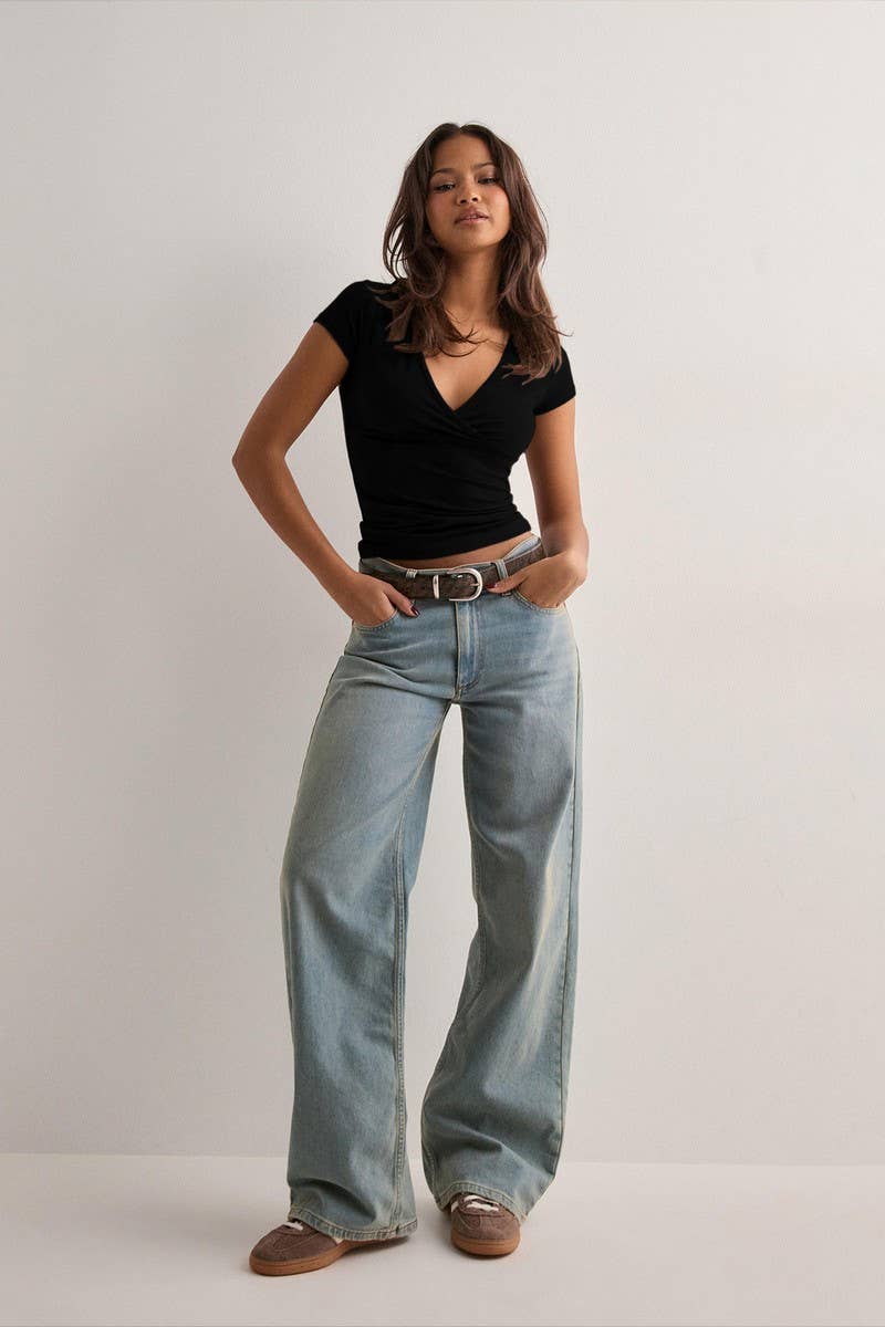 CWTBLS2185_DEEP V-NECK SLIM FIT WAIST T-SHIRT TOP