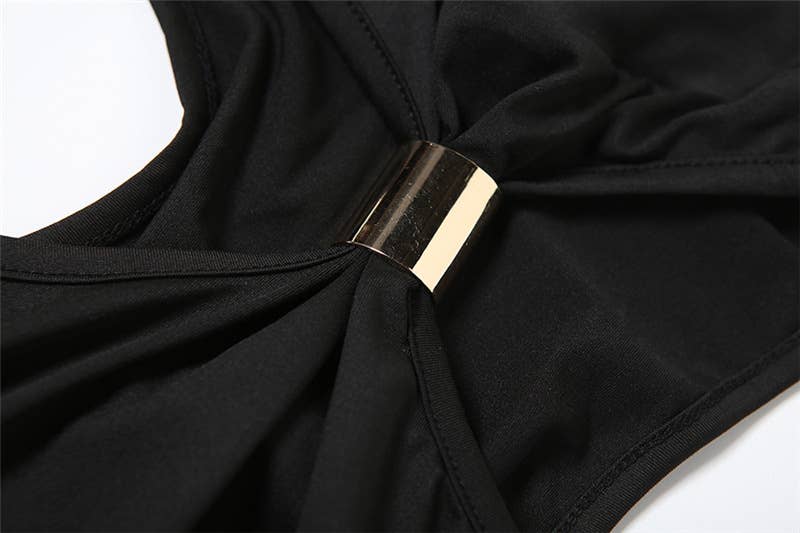 A body-hugging neck-hanging solid-color dress