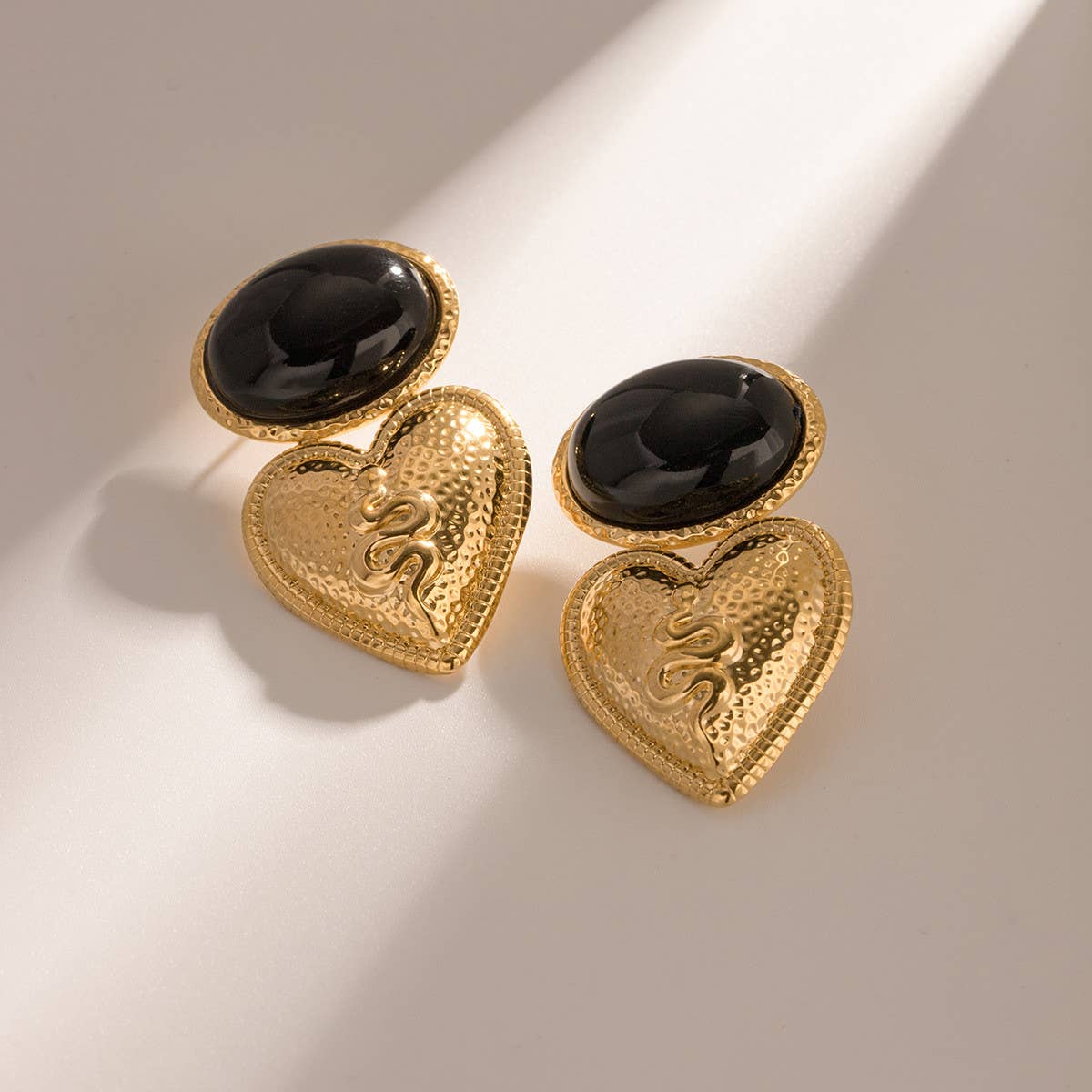 BLACK ONYX HAMMERED LOVE HEART SNAKE EARRINGS_CWAHA0914