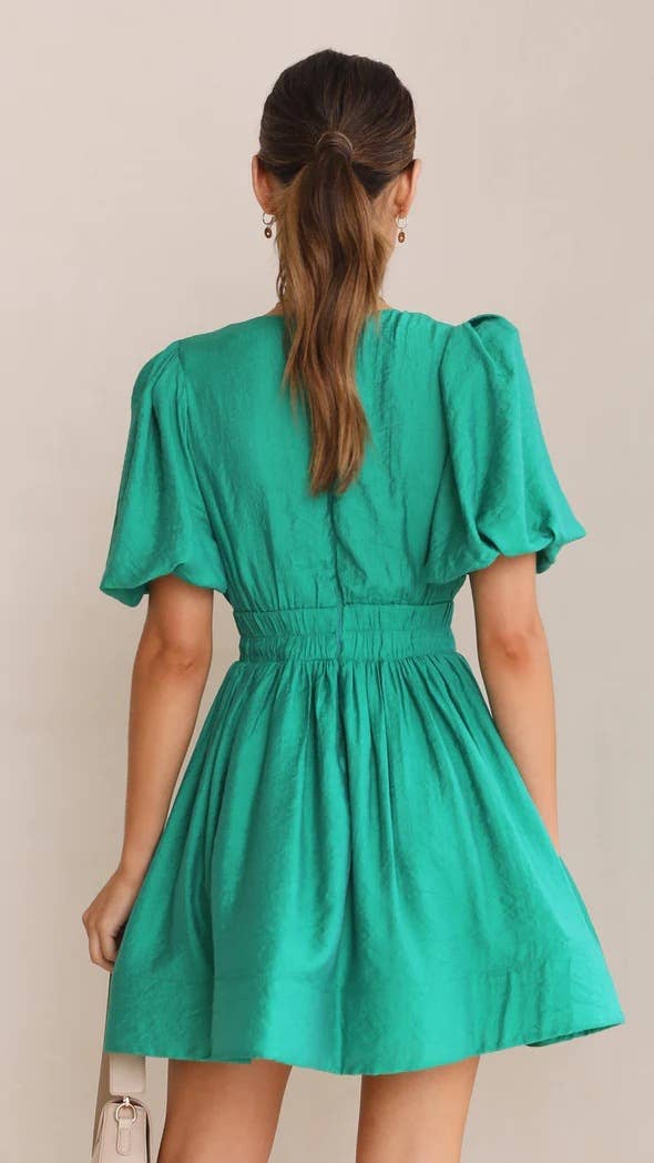 Deep V-neck cinched-waist elastic pleated dress