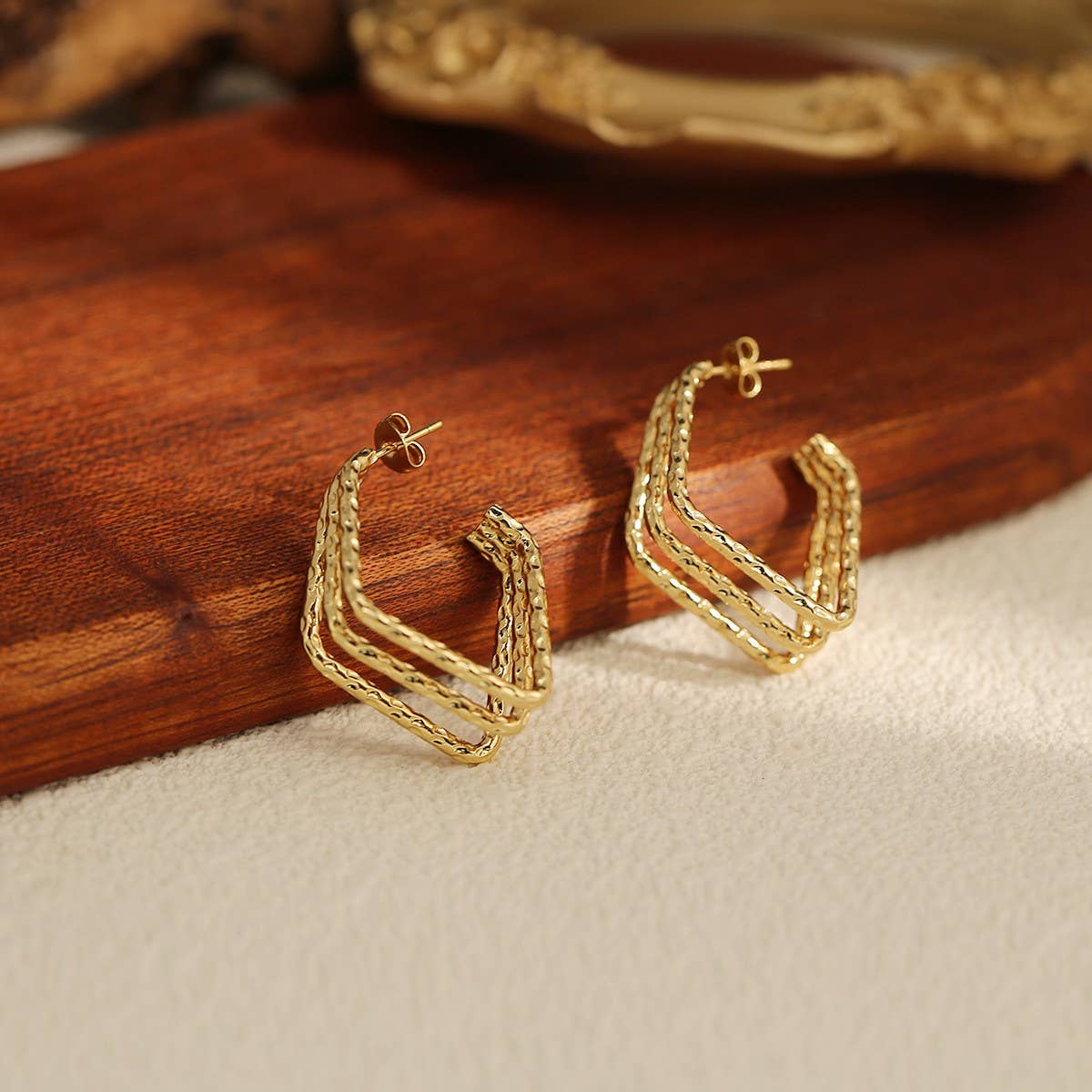 CIRCLE STAINLESS STEEL TWISTED DIAMOND EARRINGS