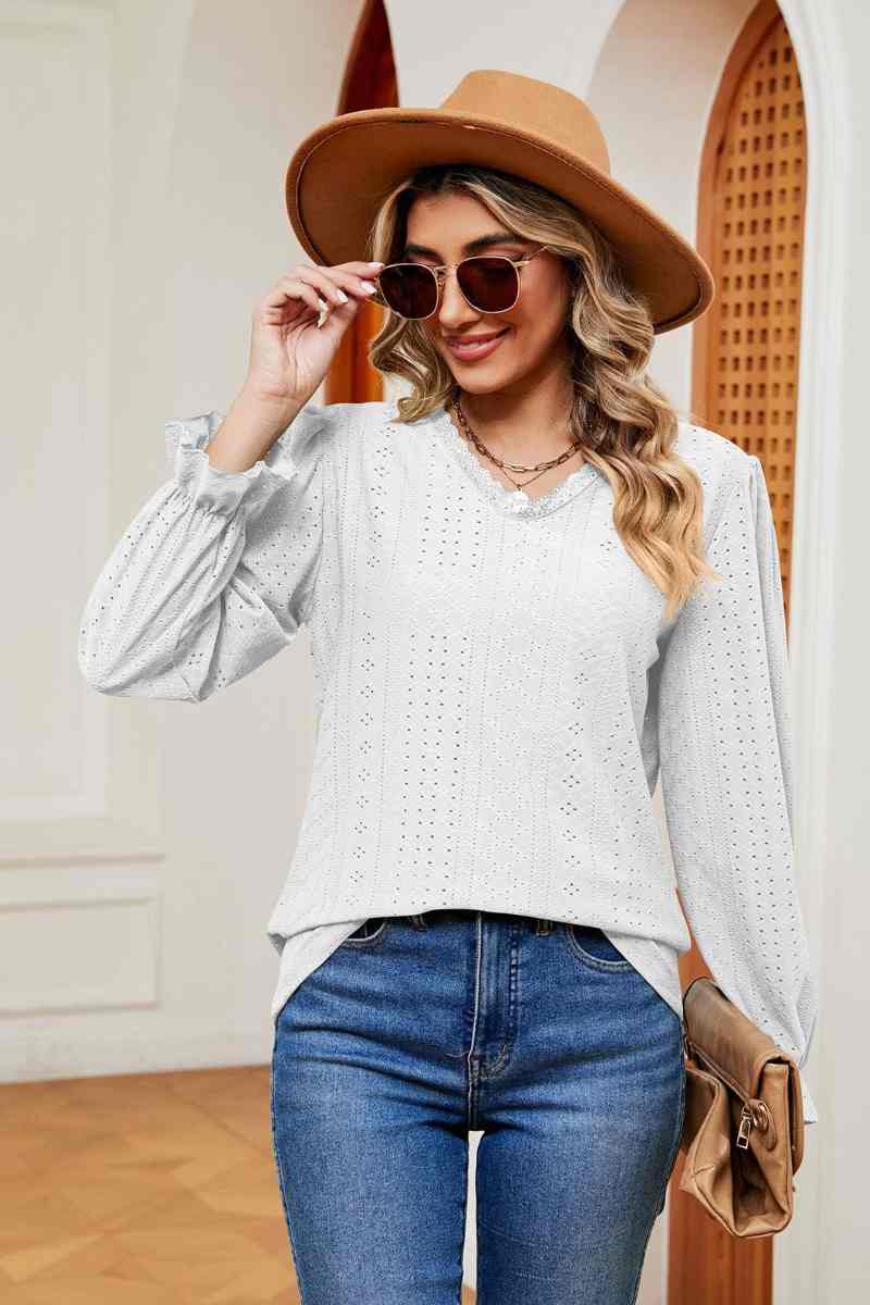 CWTBLL2841_COMMUTER LACE V-NECK LONG-SLEEVED TOP