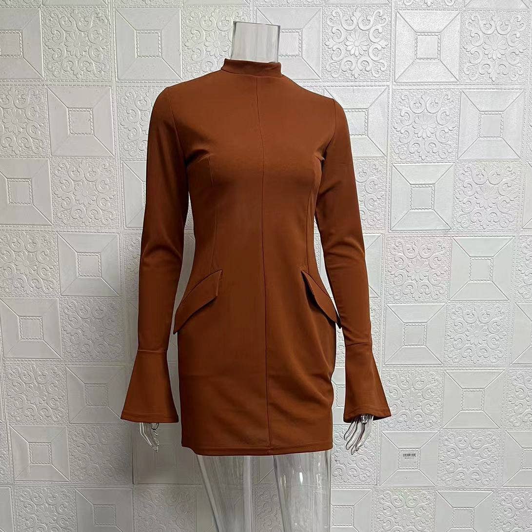 Elegant and fitted long-sleeved short dress