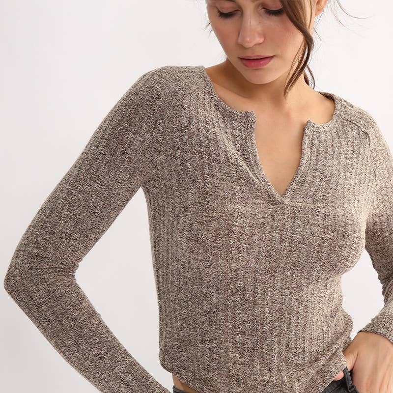 Form-fitting and versatile knitted sweater