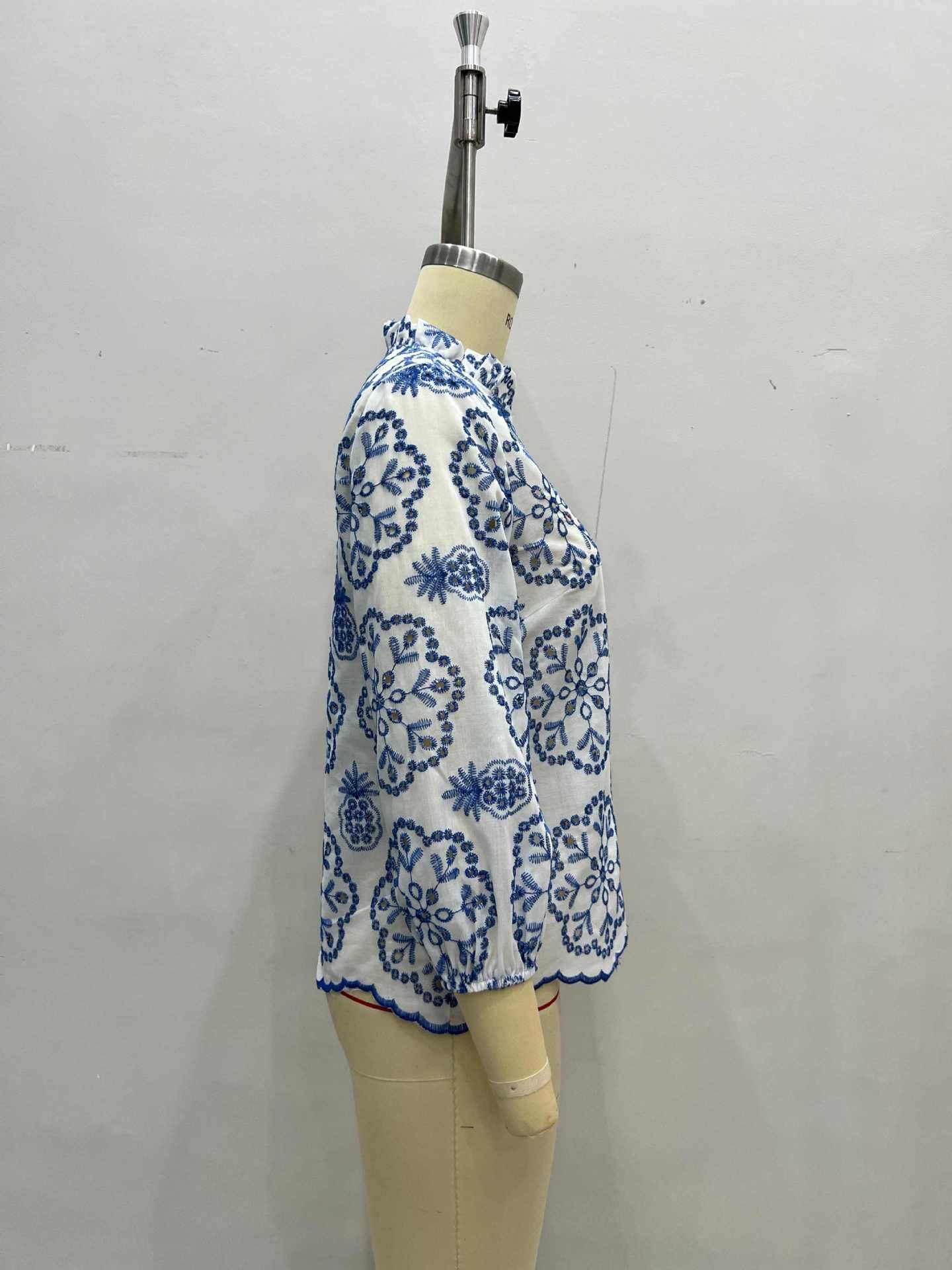 Blue and white patterned stand-up collar shirt