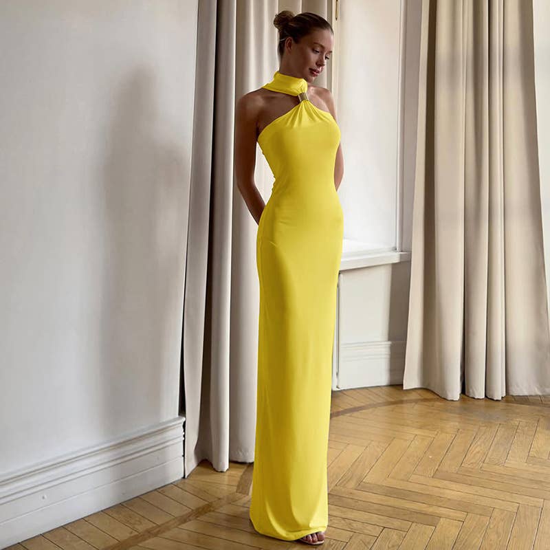A body-hugging neck-hanging solid-color dress