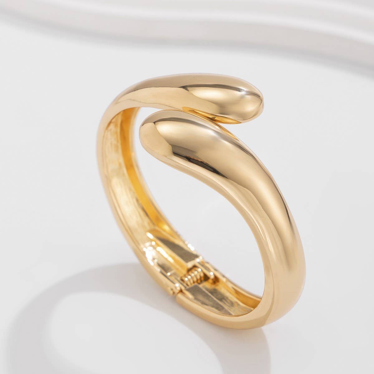FASHIONABLE OPEN METAL DESIGN BRACELET