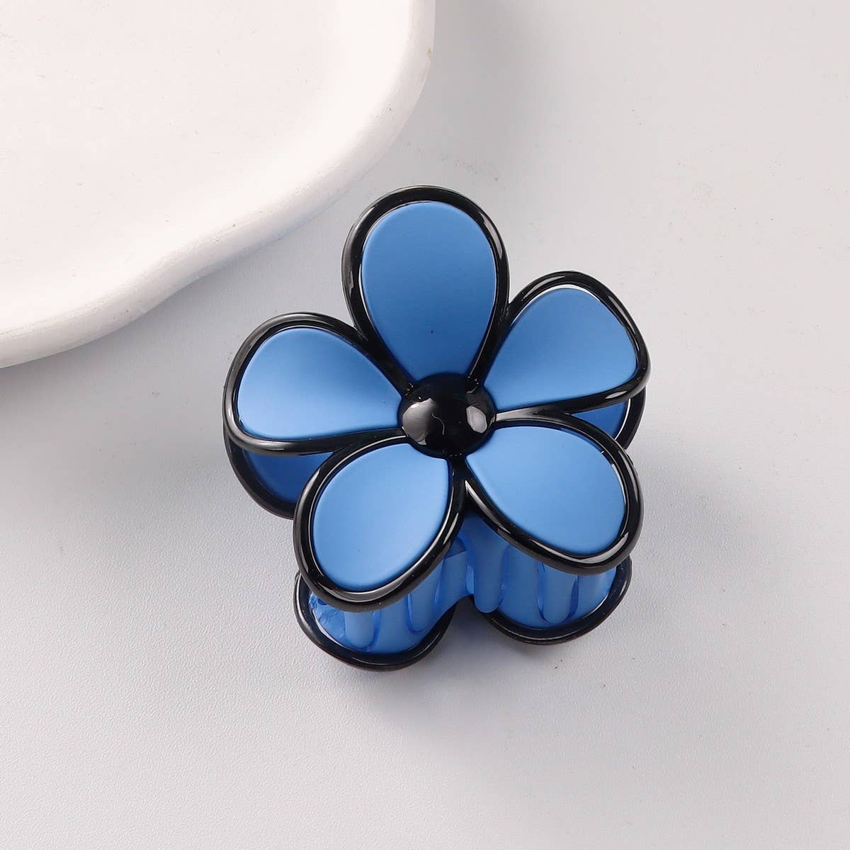 CWAHA1398_ELEGANT BLACK BORDER FLOWER HAIR CLAW CLIP