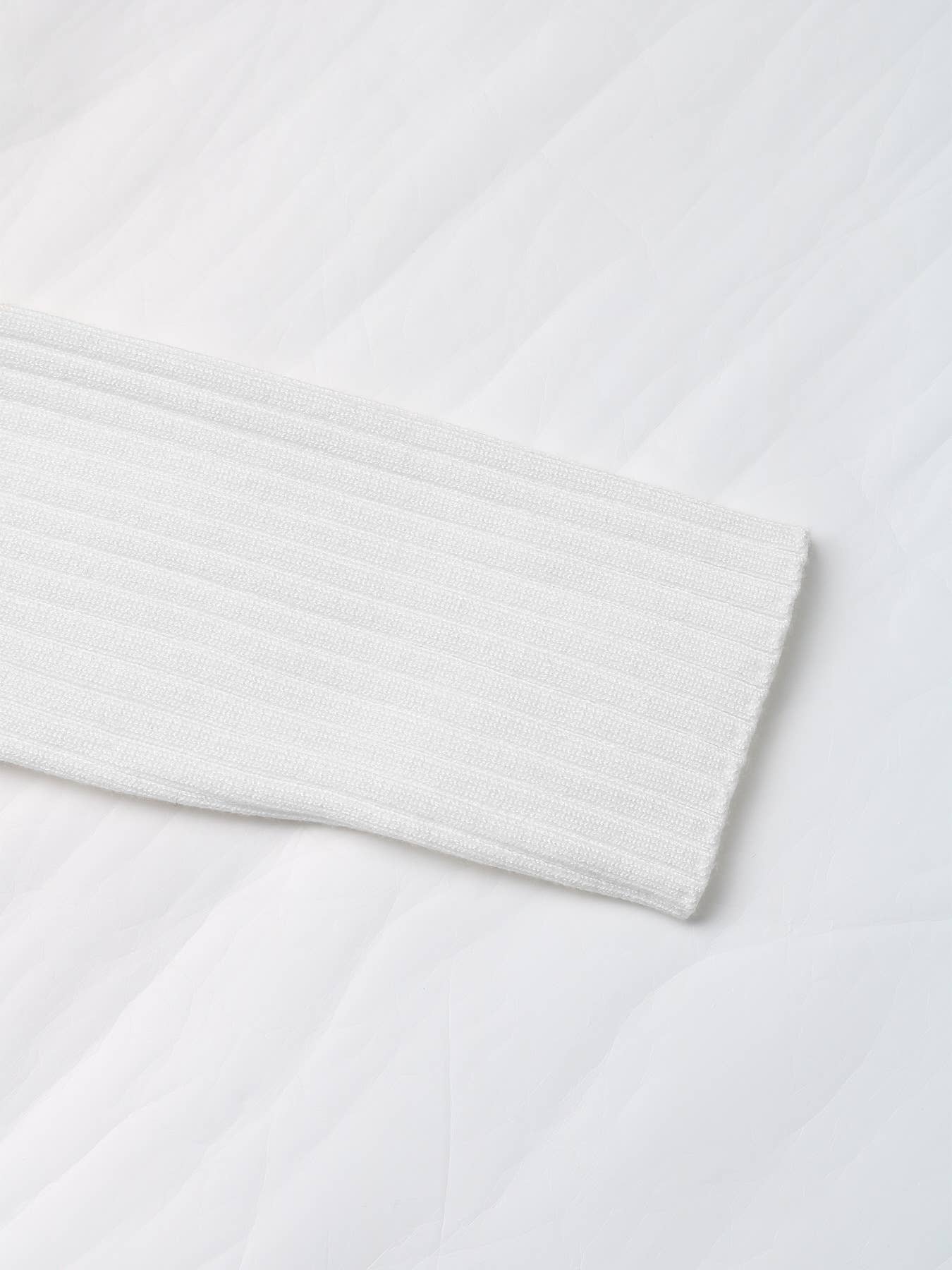 Fashionable short long-sleeved one-neck sweater