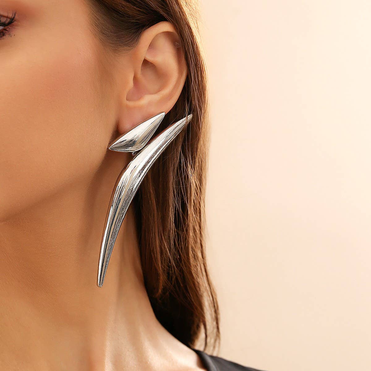 SIMPLE DESIGN POINTED EARRINGS_CWAJE1150
