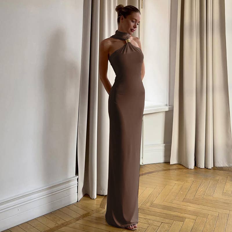 A body-hugging neck-hanging solid-color dress