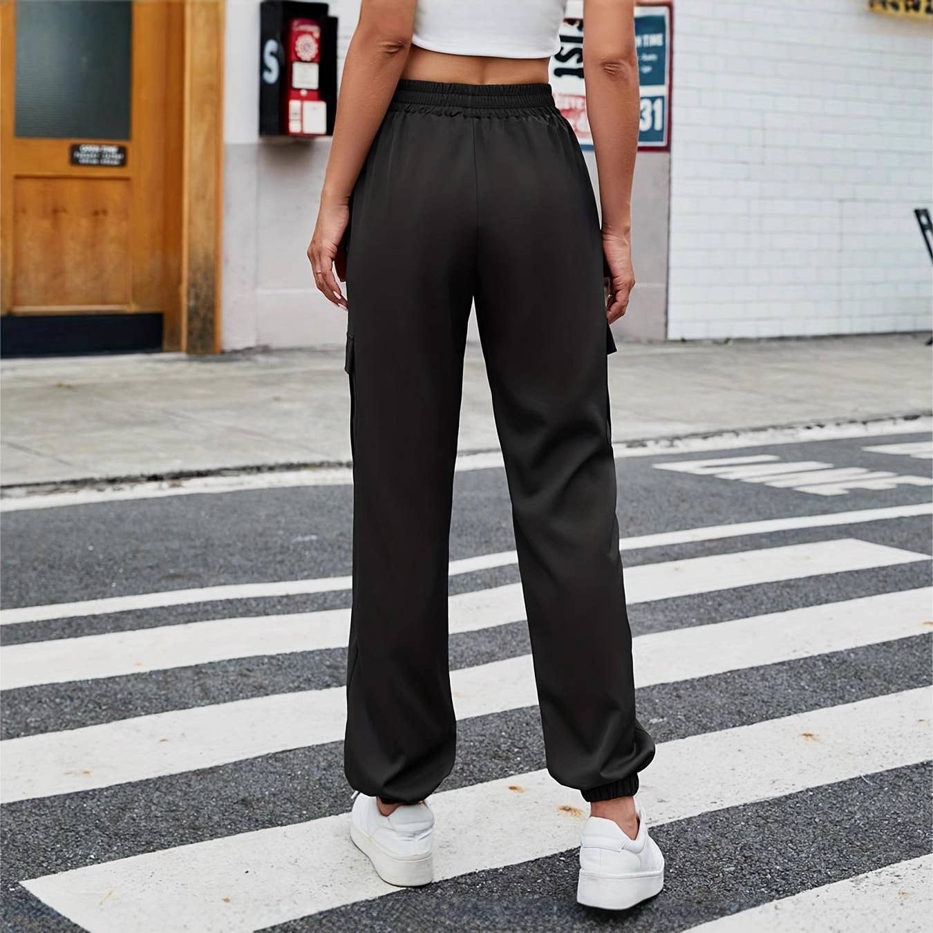 Covered pocket tapered lace-up loose cargo pants