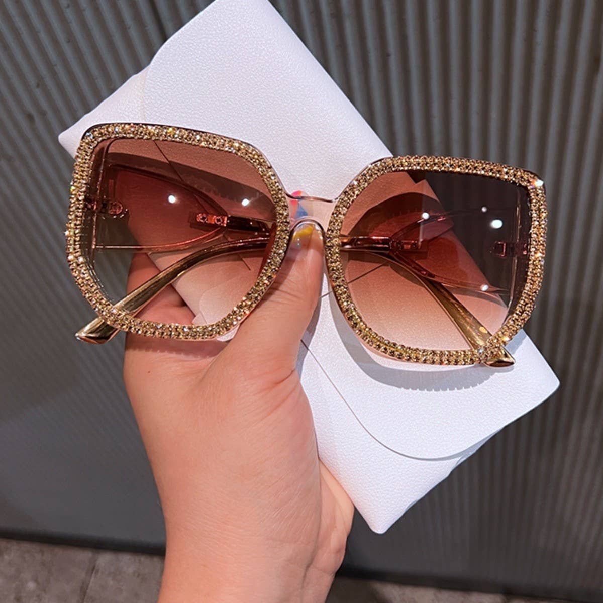 FASHIONABLE LARGE SQUARE FRAME SUNGLASSES