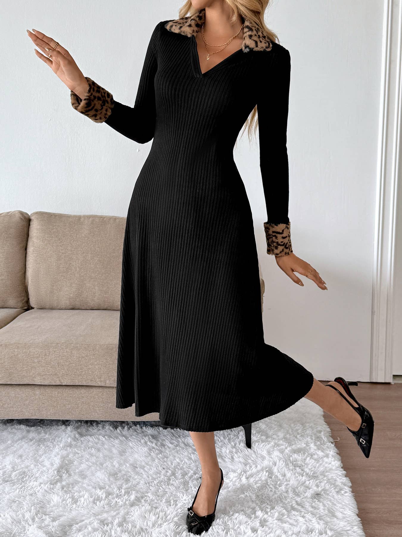 Elegant form-fitting V-neck leopard print dress