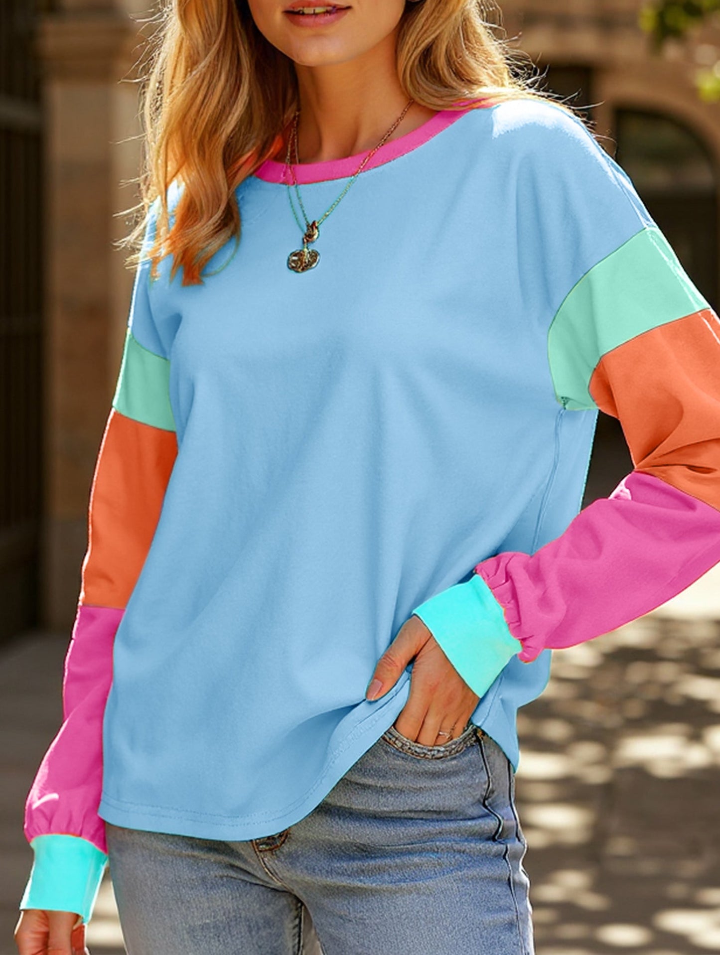 Long-sleeved pullover with a round neck