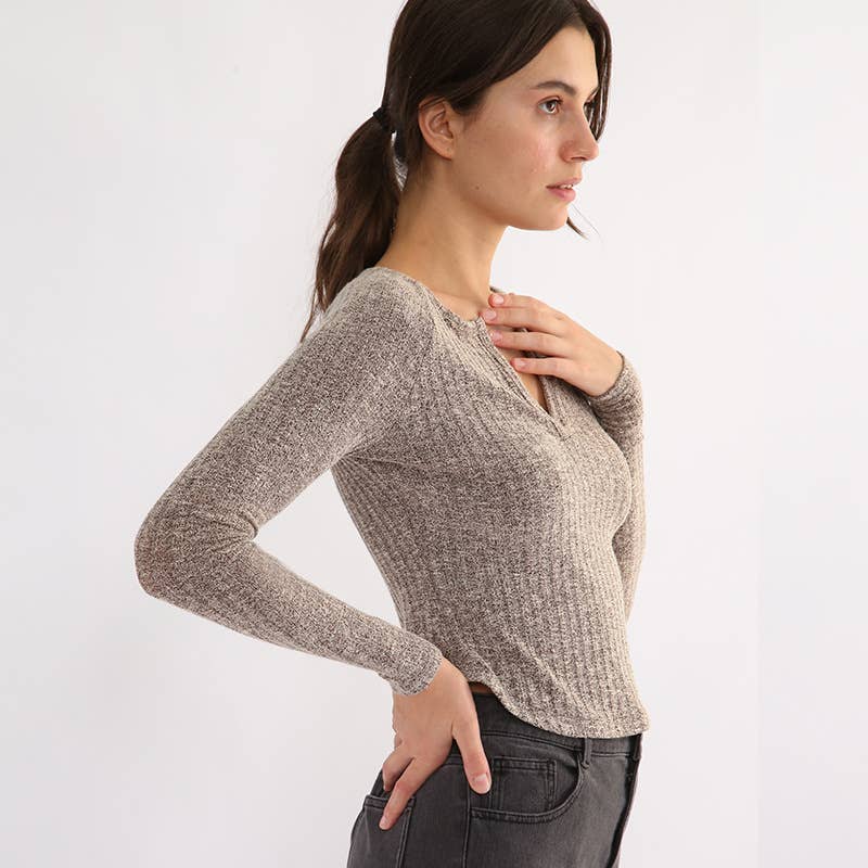 Form-fitting and versatile knitted sweater