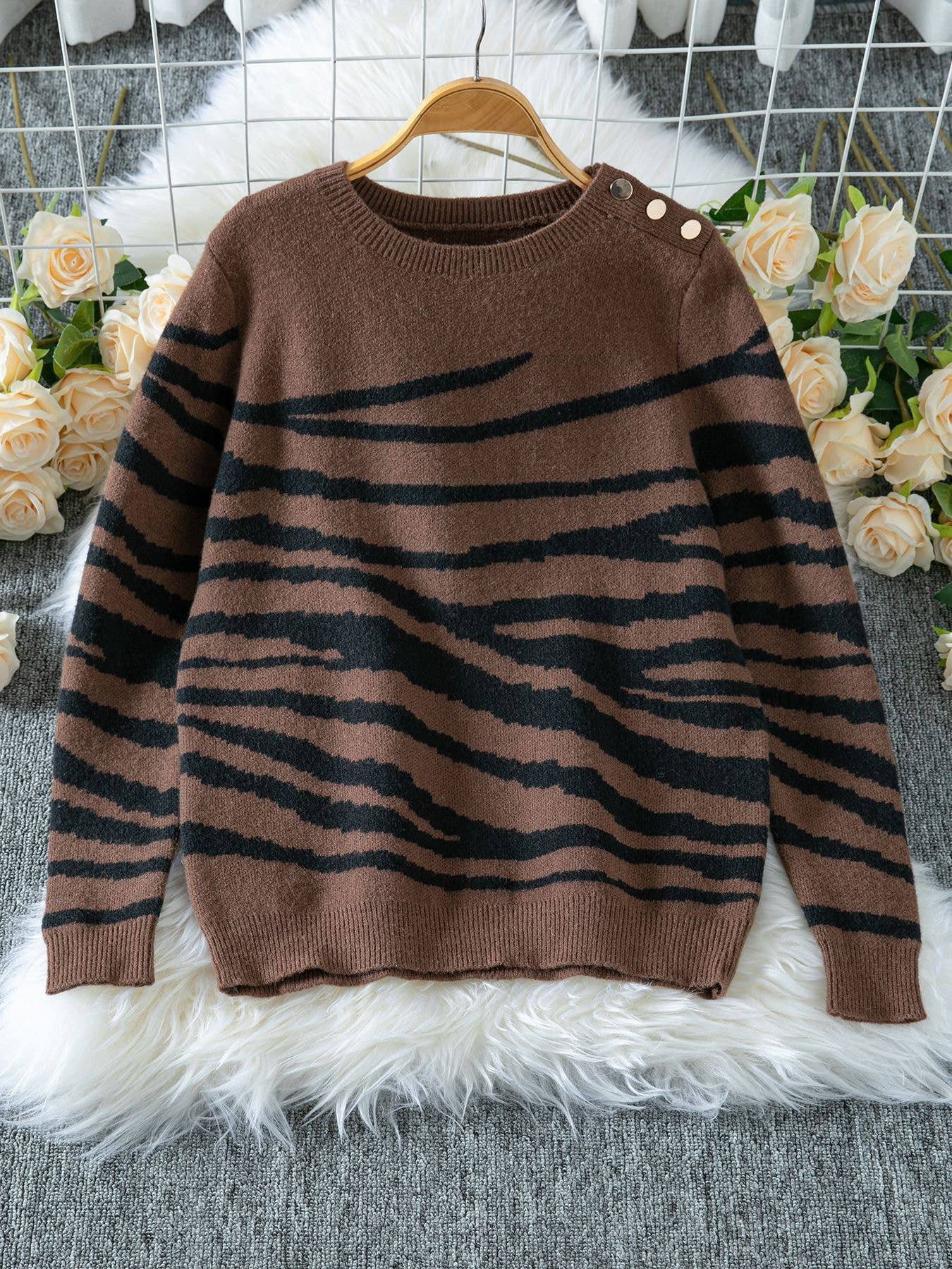 Color-blocking zebra-patterned  knitted sweater