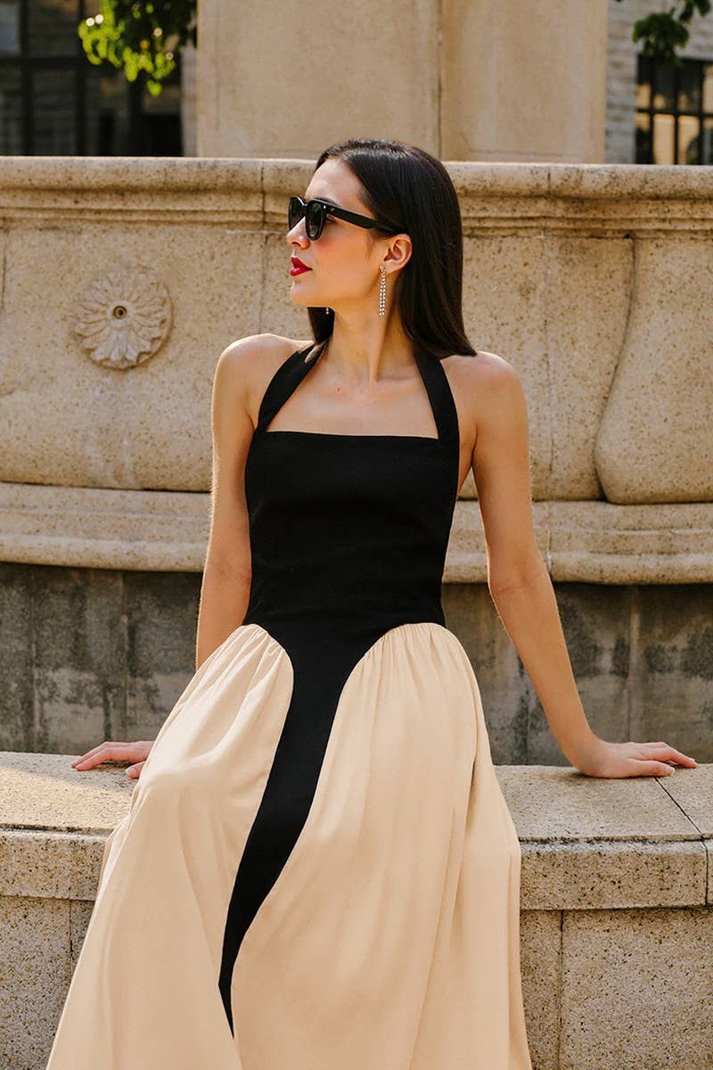 CWDMD6425_BLACK AND WHITE HALTER BACKLESS FITTED MAXI DRESS