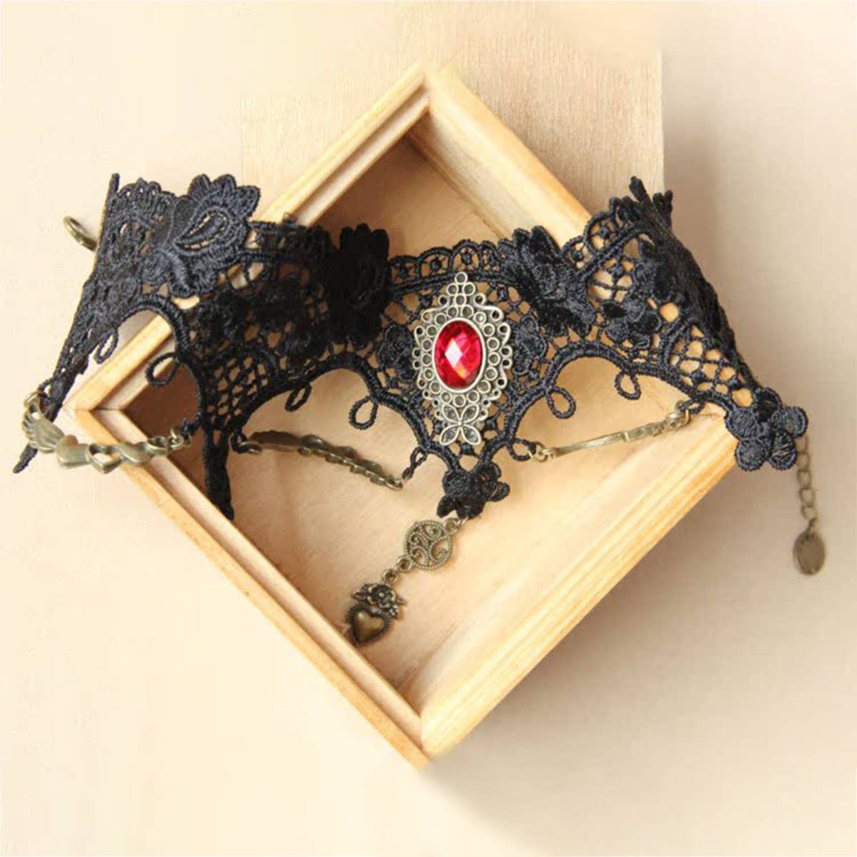 HALLOWEEN RETRO LOVE CRYSTAL LACE SHORT NECKLACE