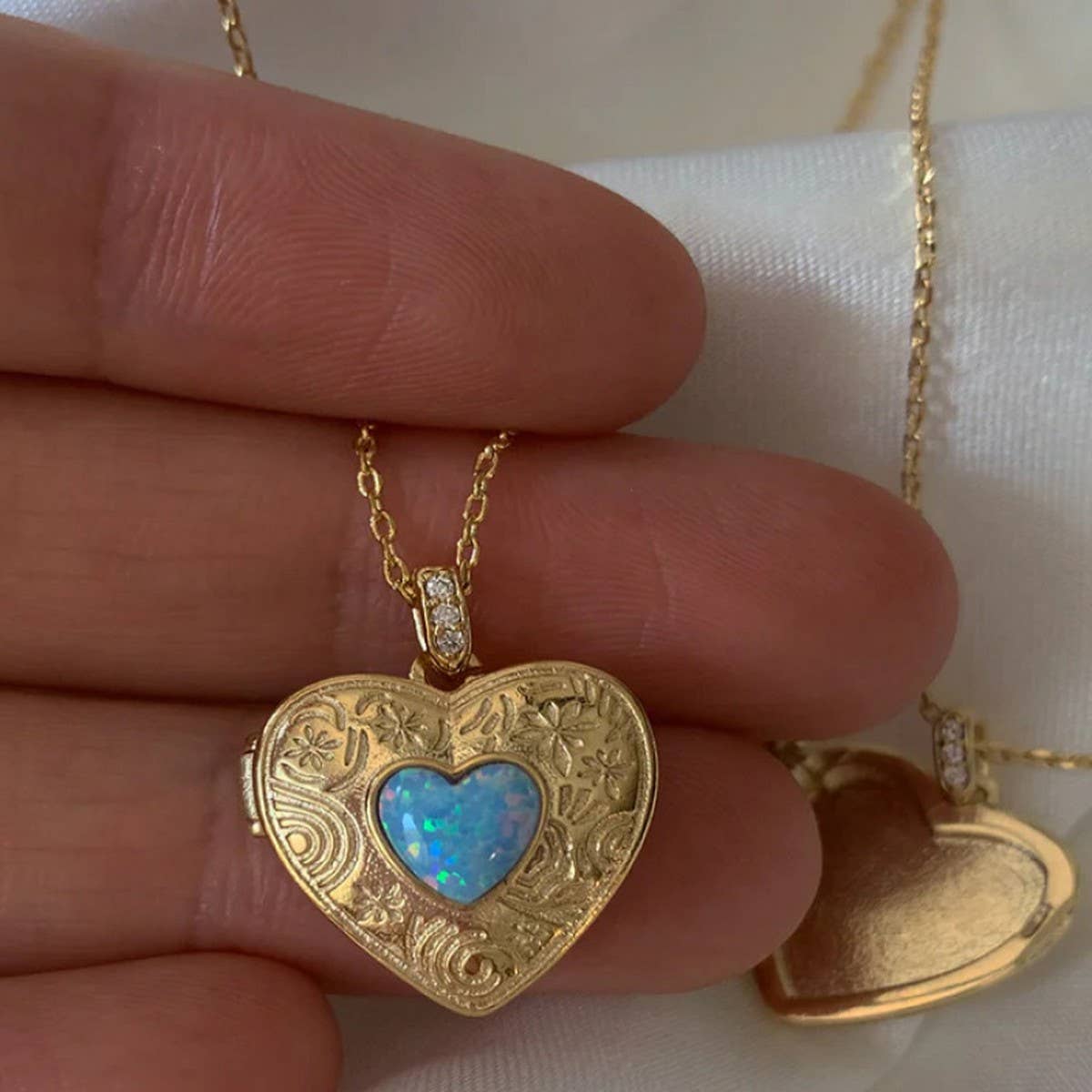 NICHE DESIGN LOVE PENDANT NECKLACE FOR WOMEN_CWMM3776