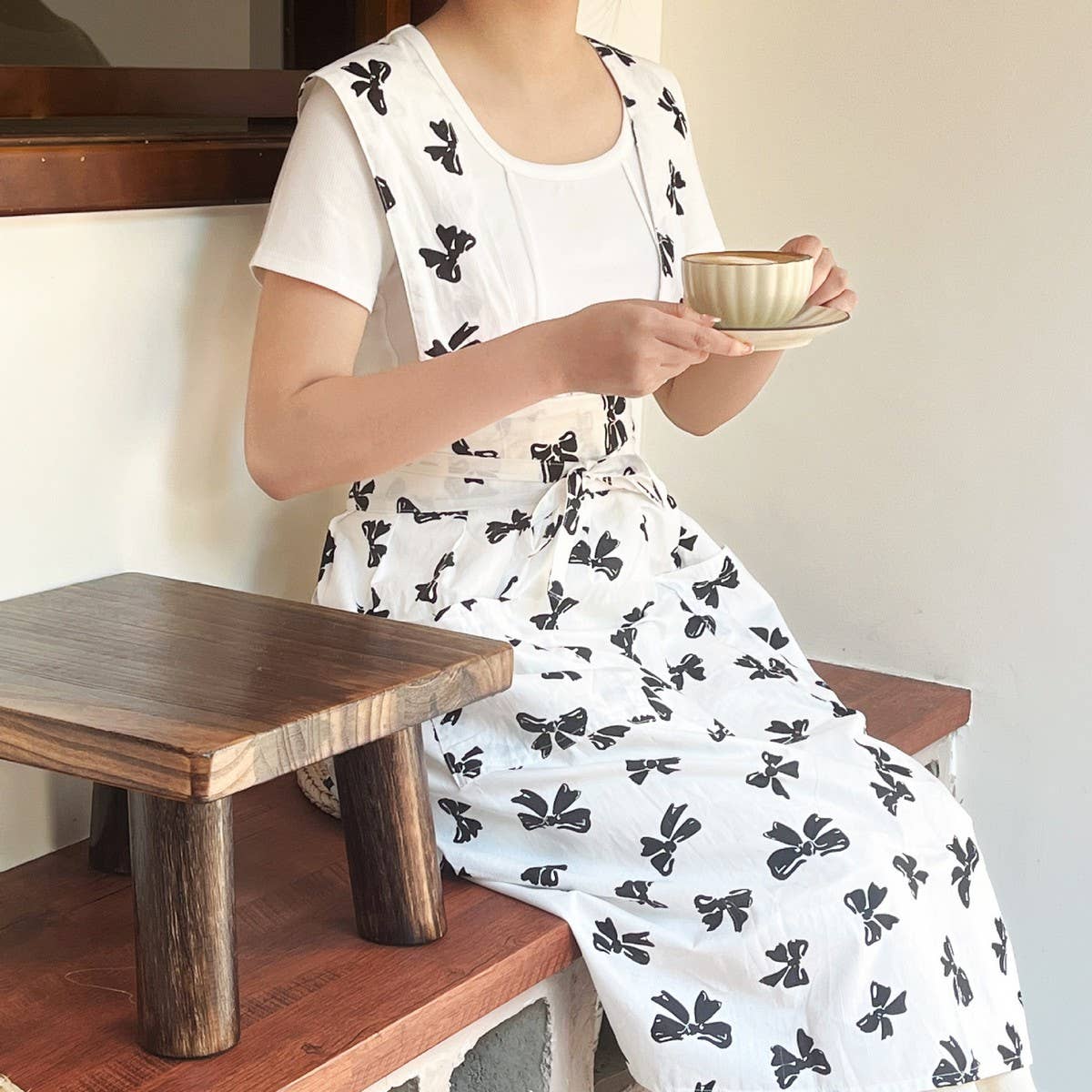 VEST BLACK AND WHITE BOW PRINT H-SHAPED APRON