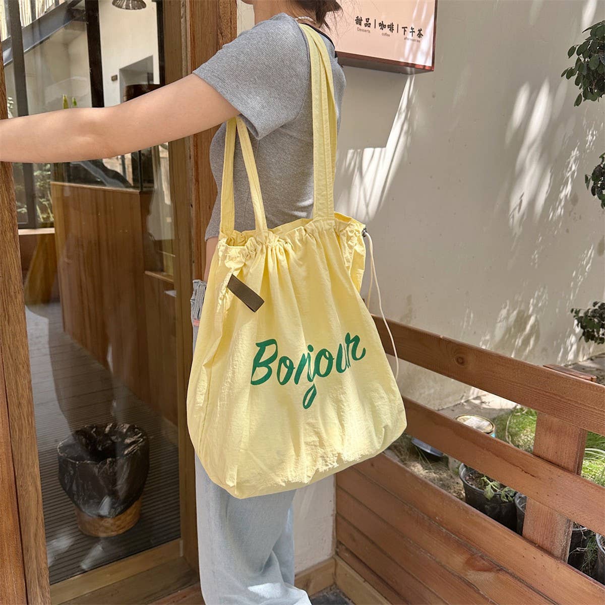 CWAB3903_LETTERING PRINT DRAWSTRING SHOULDER BAG
