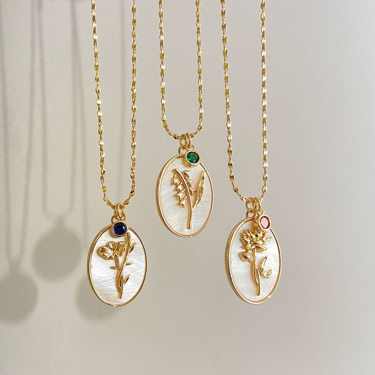 DECEMBER THREE-DIMENSIONAL FLORAL OVAL NECKLACE