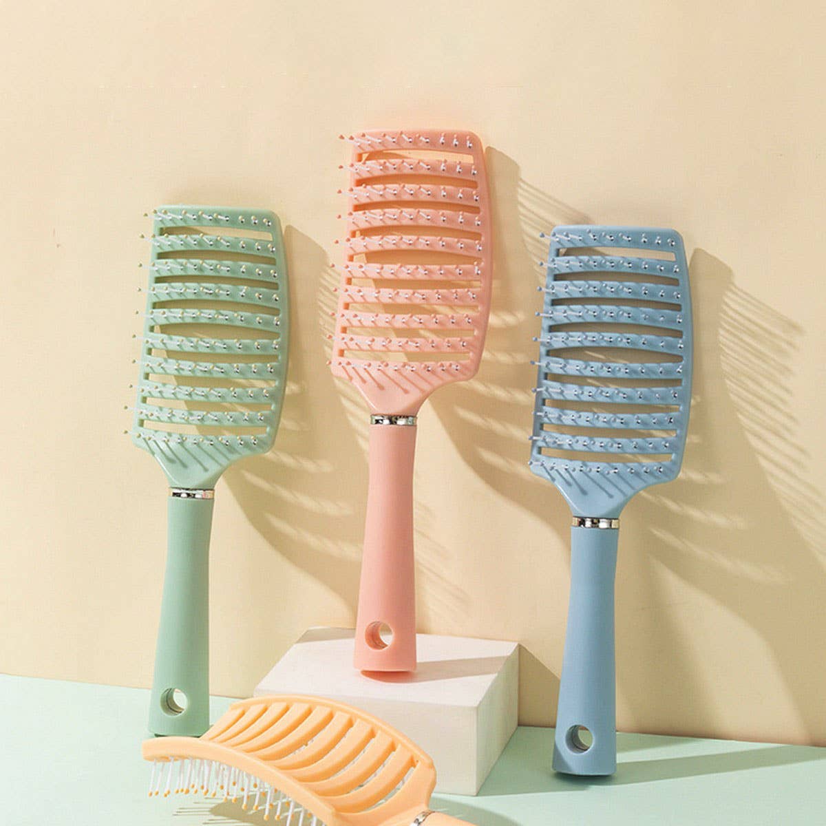 CWMM6995_HIGH HEAD TOP BLOWN FLUFFY CURVED RIB COMB