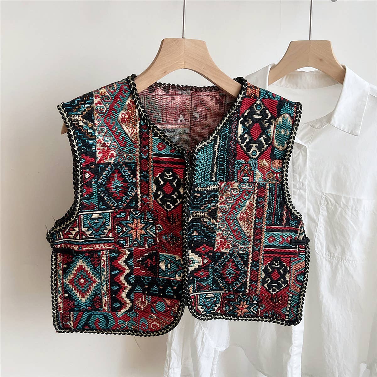 CWOV0642_ETHNIC STYLE EMBROIDERED NECK PROTECTION VEST