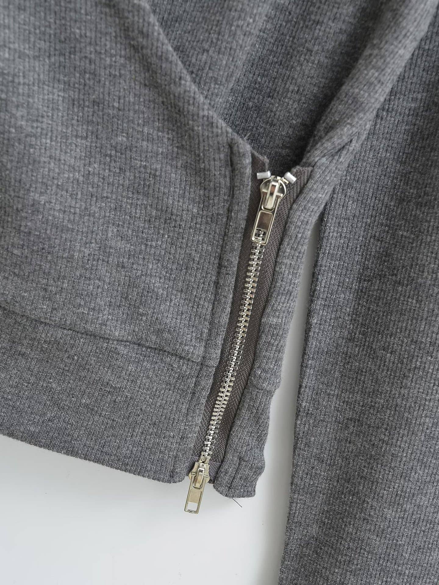 Design cross-V-neck zipper hooded sweatshirt