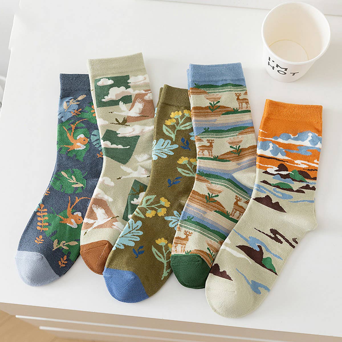 CWMS02738_WOMEN AESTHETIC CREW SOCKS VINTAGE ART STYLE