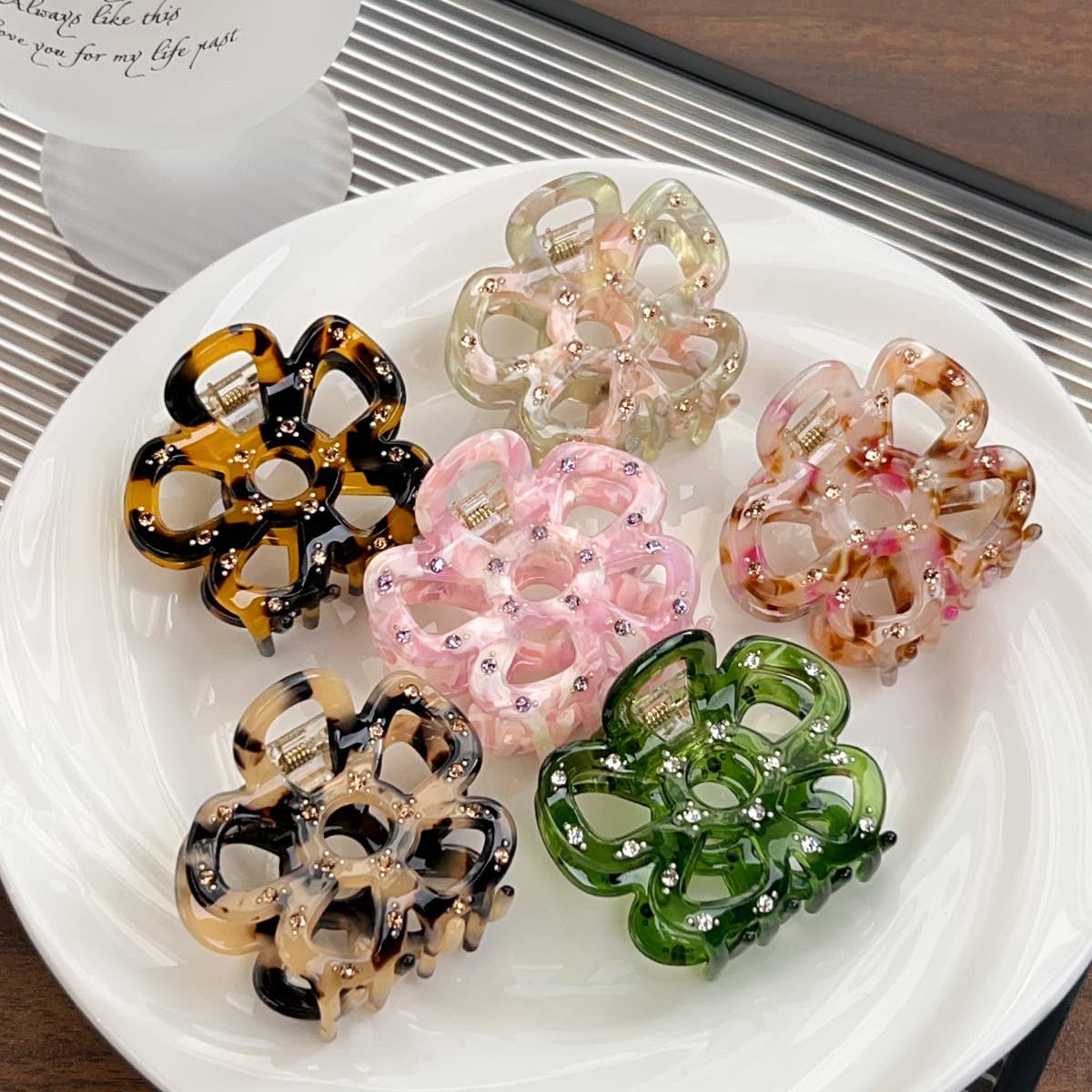 Hollowed-out flower diamond-encrusted grab clip