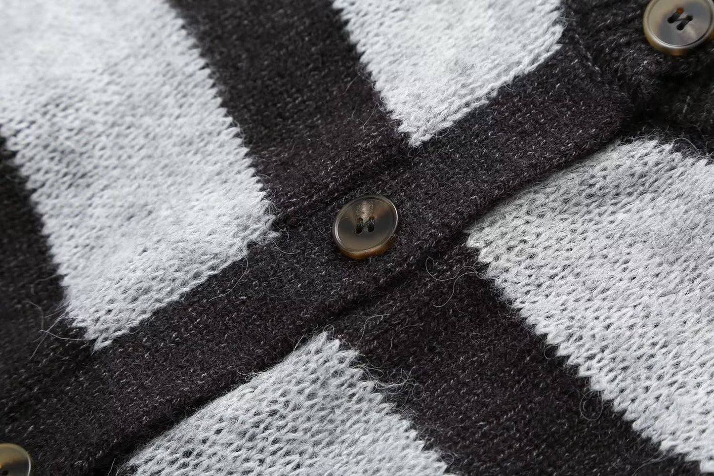 CREW-NECK COLOR-MATCHING SINGLE-BREASTED CARDIGAN