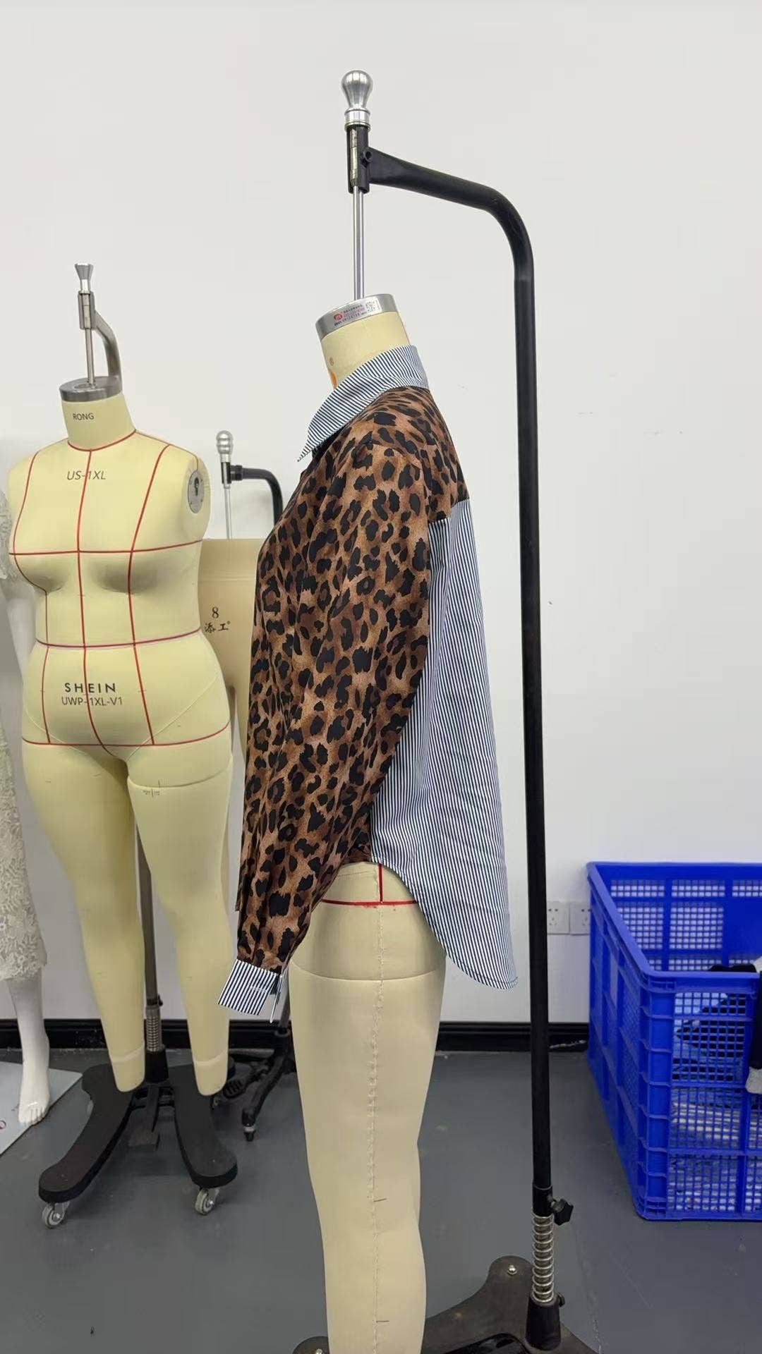 Fashionable leopard print patchwork loose shirt