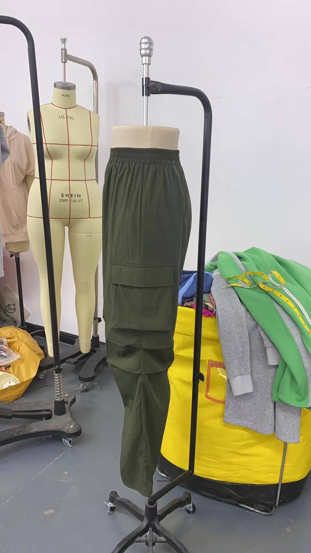 Elastic waist high-waisted baggy cargo pants