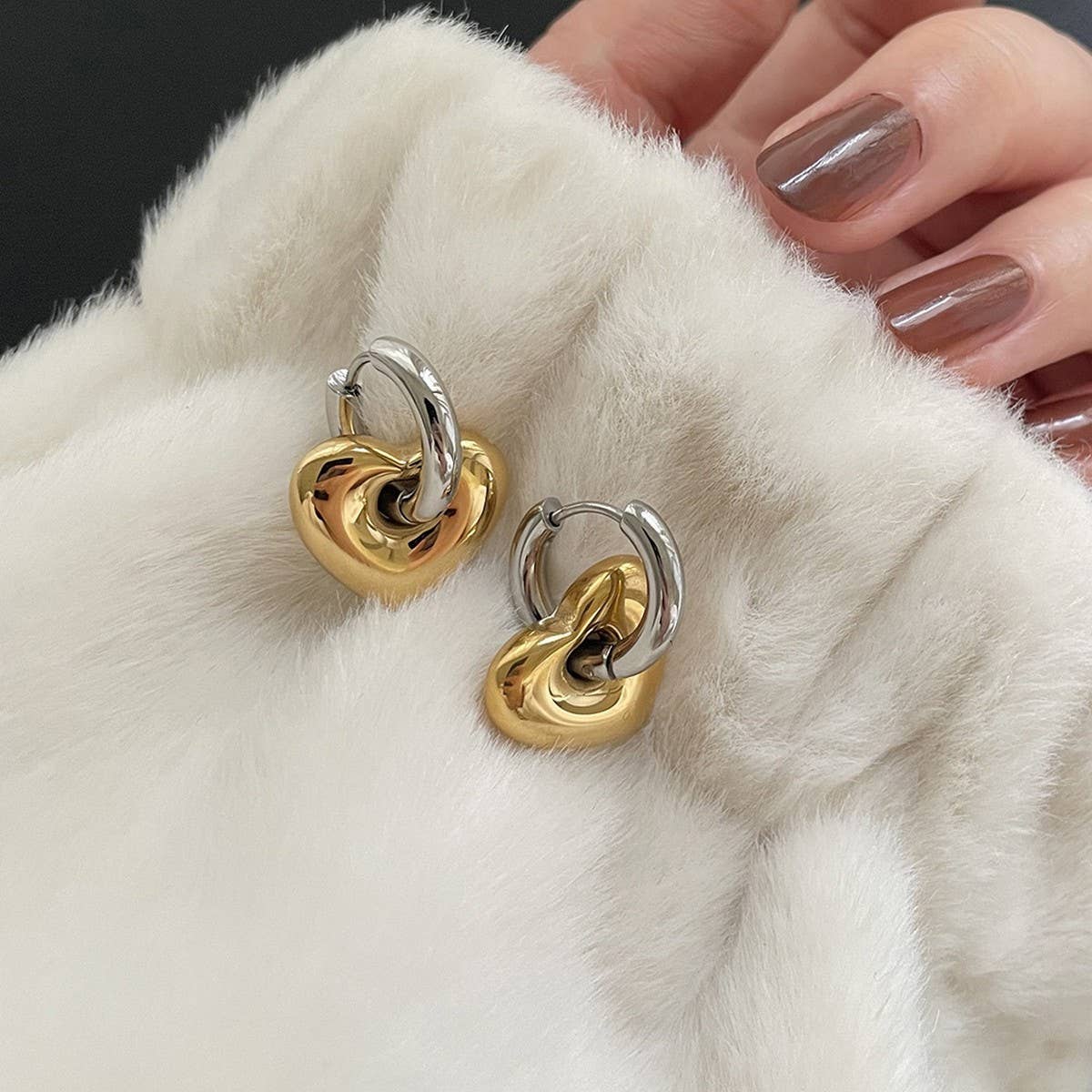 Contrast color metal heart clip earrings