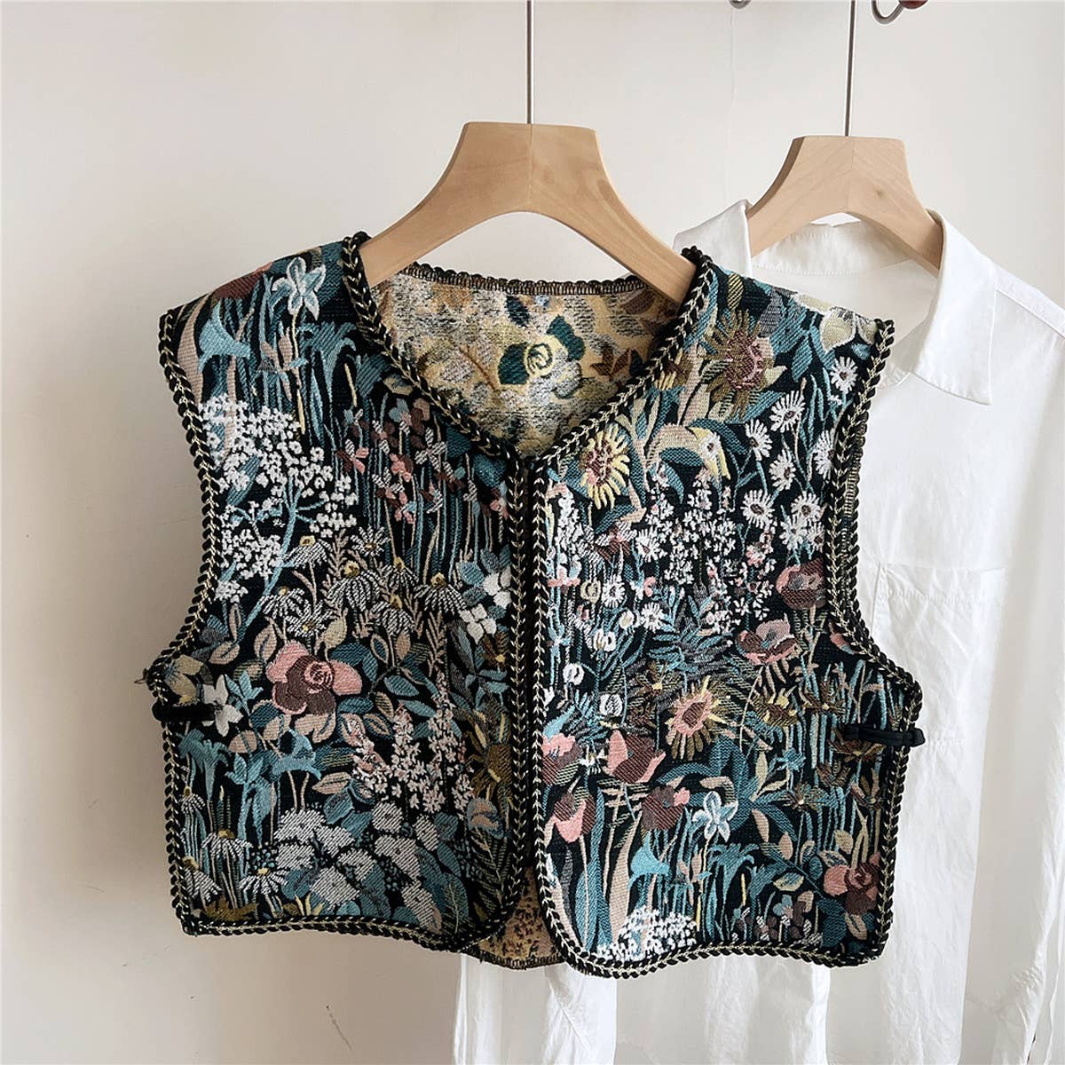 CWOV0642_ETHNIC STYLE EMBROIDERED NECK PROTECTION VEST