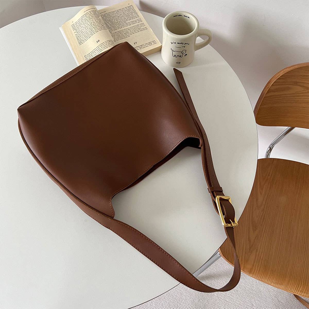 SIMPLE LEISURE BUCKET MESSENGER BAG_CWAB0964