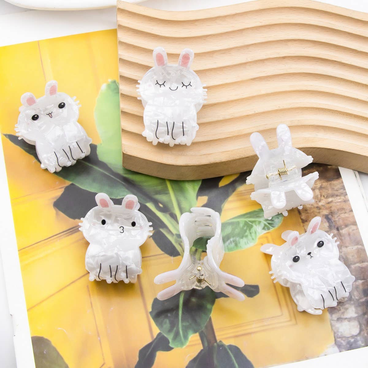 CWAHA1434_WHITE CARTOON RABBIT HAIR CLAW CLIP