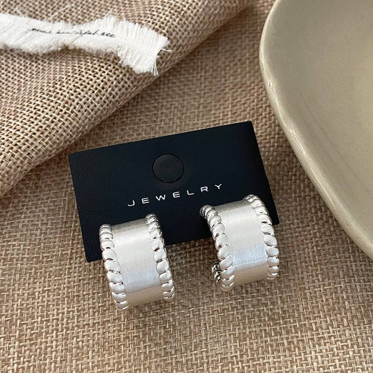 TEMPERAMENTAL AND FASHIONABLE SEMI-ARC EARRINGS
