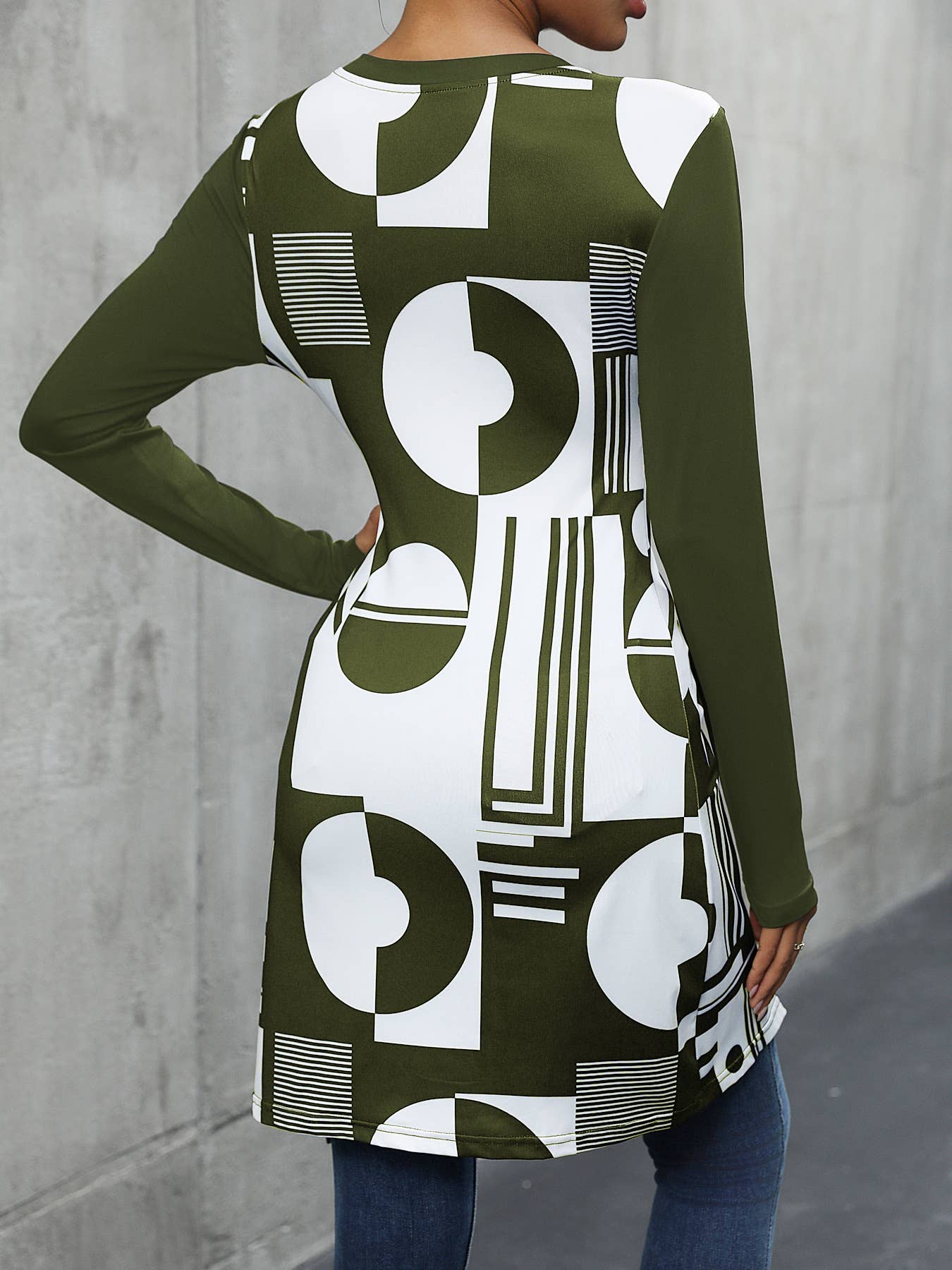 ELEGANT GEOMETRIC PRINT MEDIUM LENGTH SLIT TSHIRT