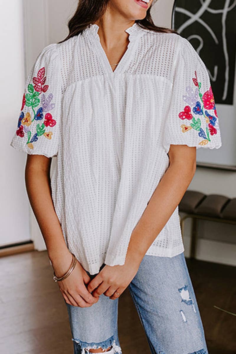 CWTBLS1387_ALL-OVER V-NECK SHORT-SLEEVED EMBROIDERED TOP