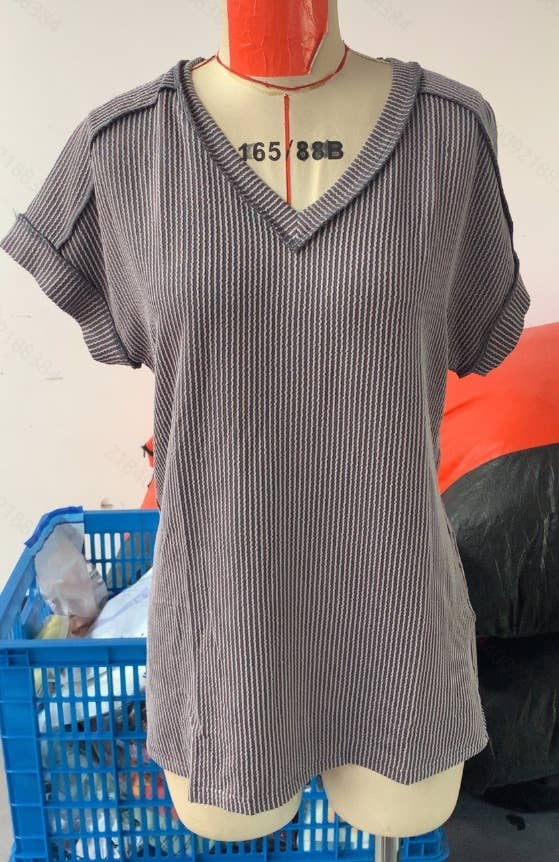 Fashion two-tone twist short sleeve V-neck shirt